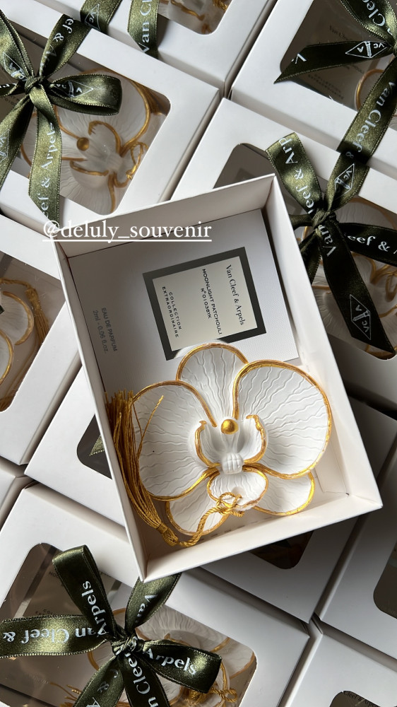 The aromatic stone box with Van Cleef perfume