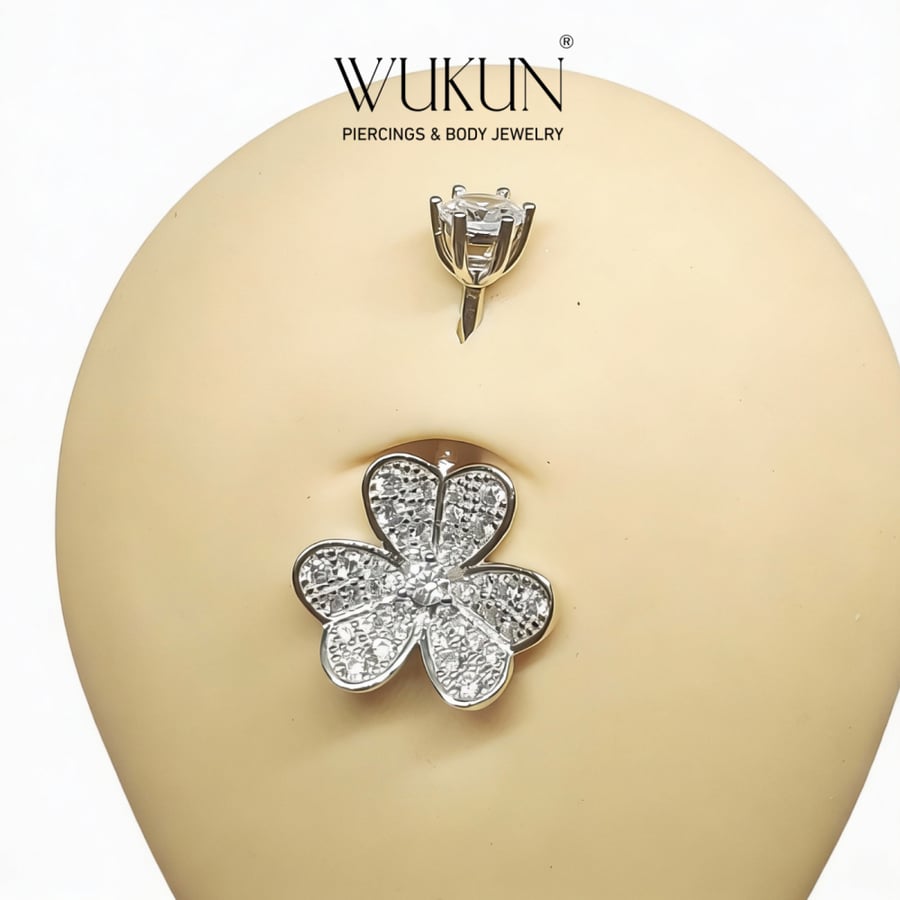Silver piercing ring for the navel, flower design with three sparkling petals