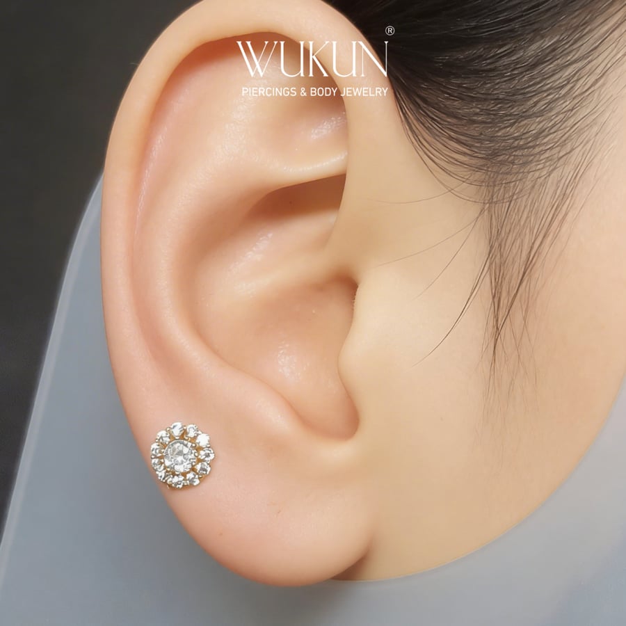 بيرسينج برغي باك فلات Back Flat ذهب عيار 18k فصوص صغيرة لامعة حول فص مركزي