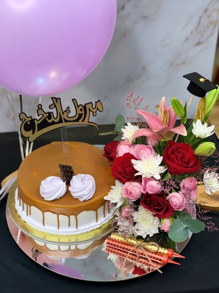 بكج تخرج 2 استاند مرايه مع ورد  وكيك وشموع وبالونات