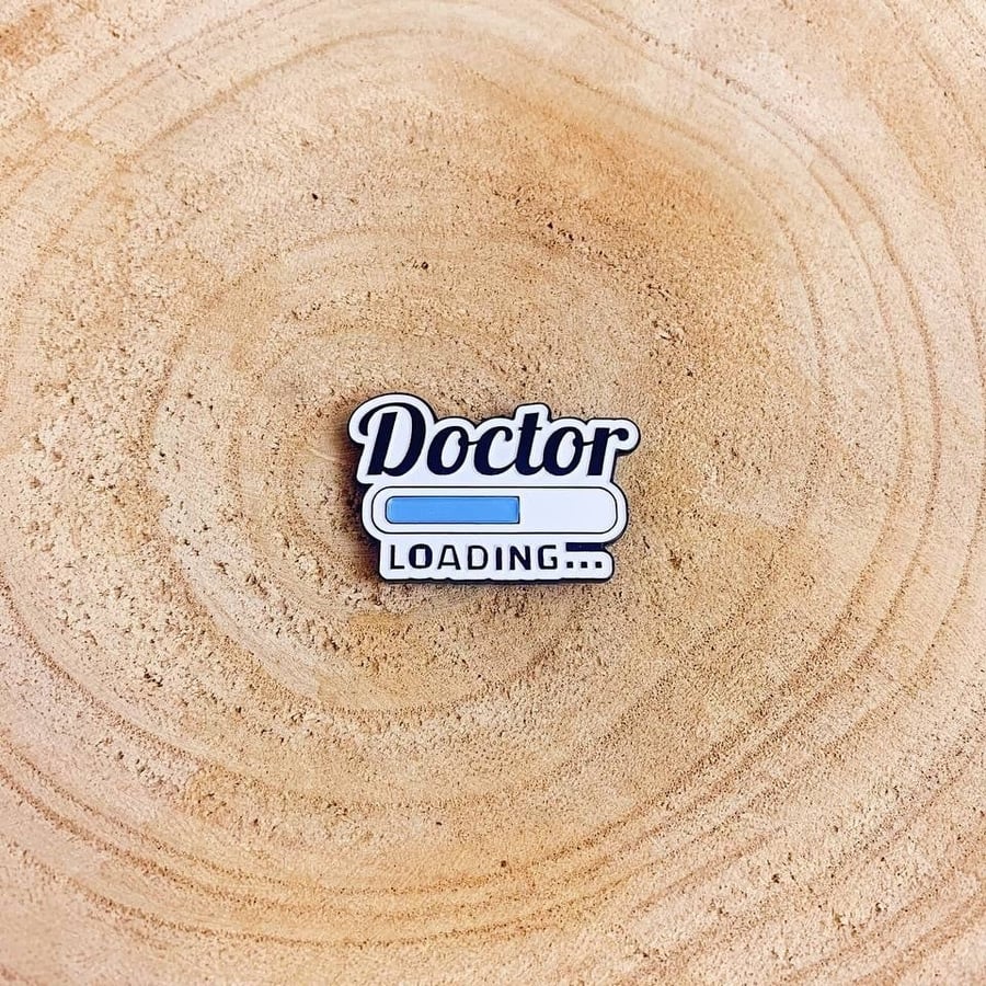 بروش طبيب قيد الإنشاء - Doctor loading pin