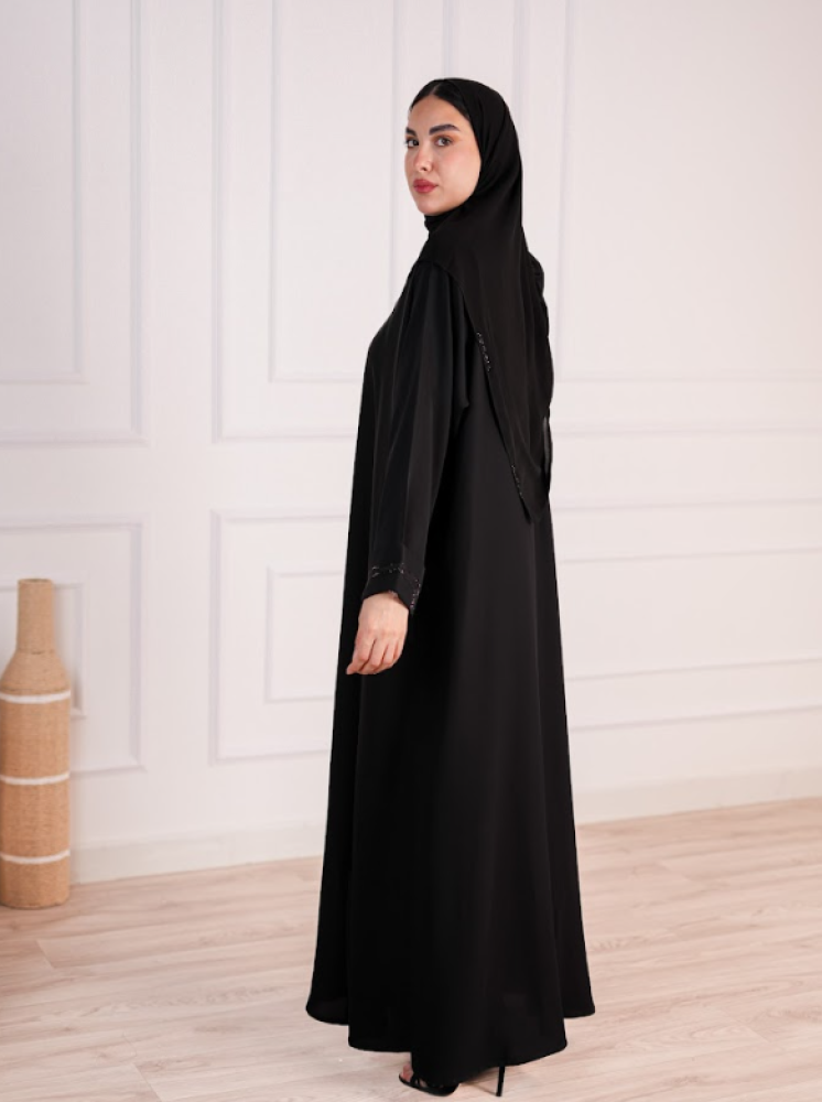 عباية سوداء مزينة بفصوص سوداء