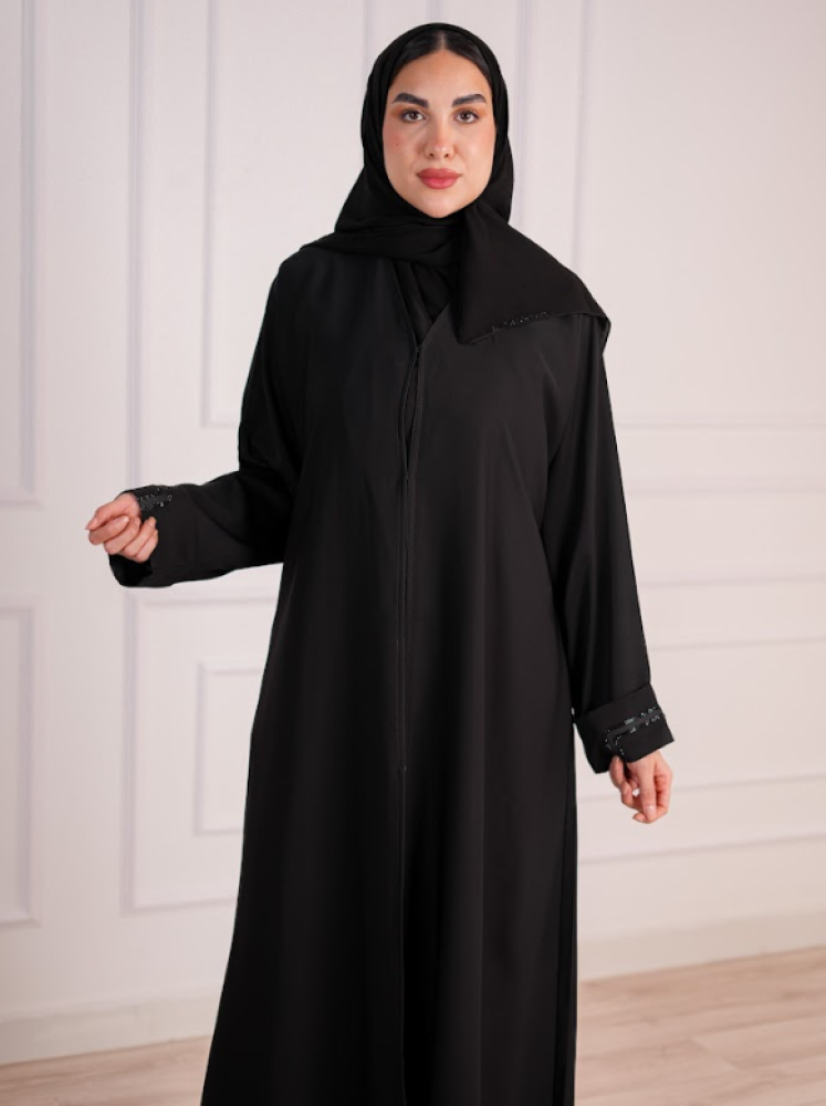 عباية سوداء مزينة بفصوص سوداء