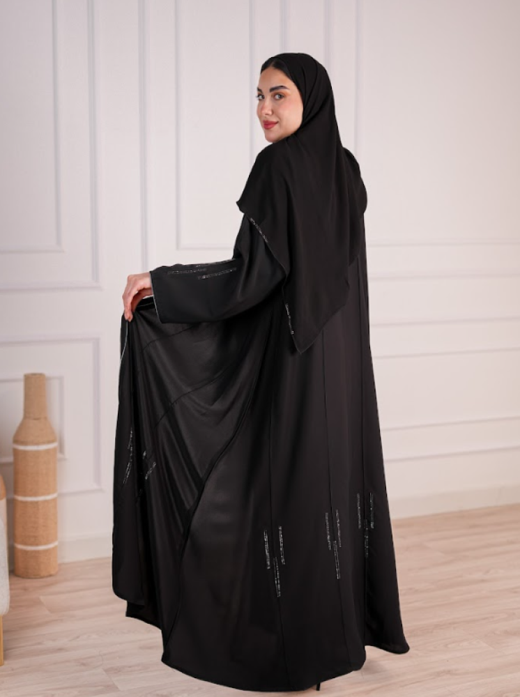 عبايه سوداء فخمه