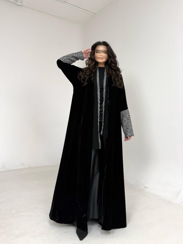 عباية مخمل اسود مع اكمام سنارة ملون
