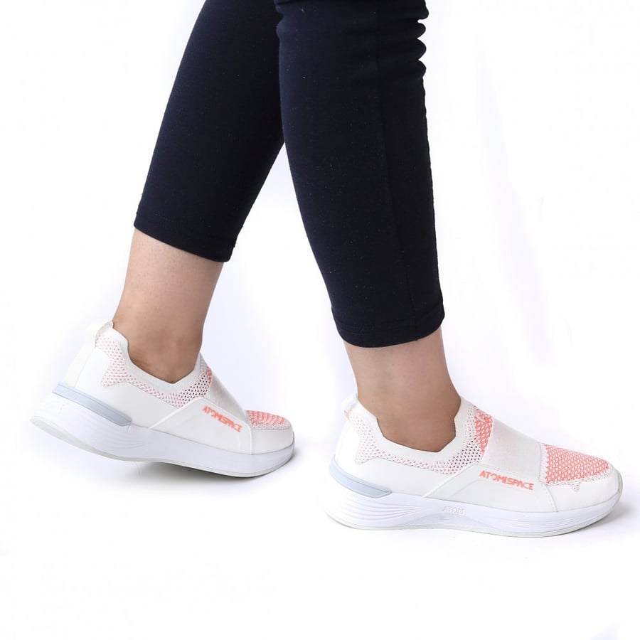 White and orange sports shoes without tying fluches
