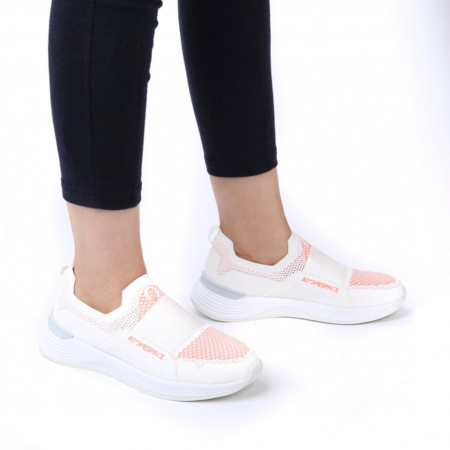 White and orange sports shoes without tying fluches