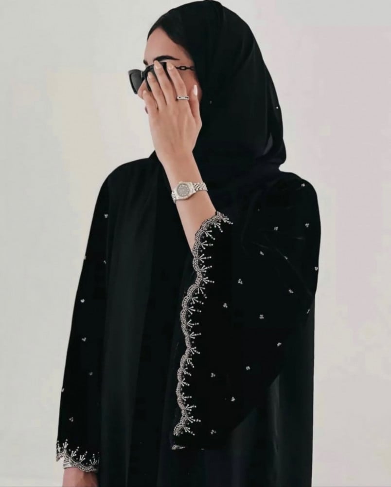 عبايه كريب + كم مخمل مع خرز شك يدوي