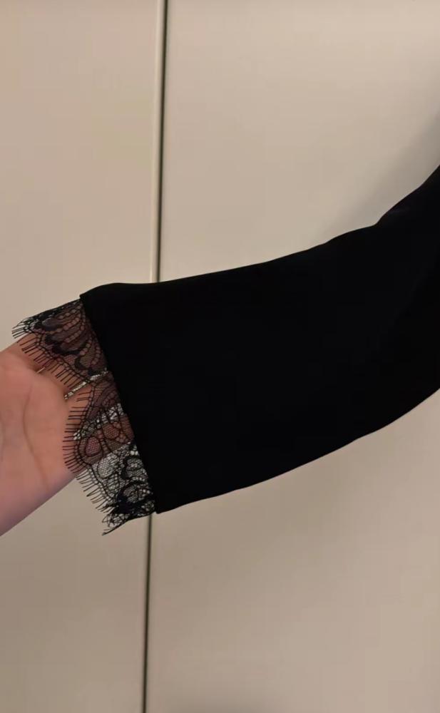 عباية كتان مع دانتيل ف الاكمام وطرف العبايه