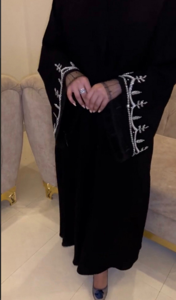 عبايه سوداء ، شك وتل ع الاكمام