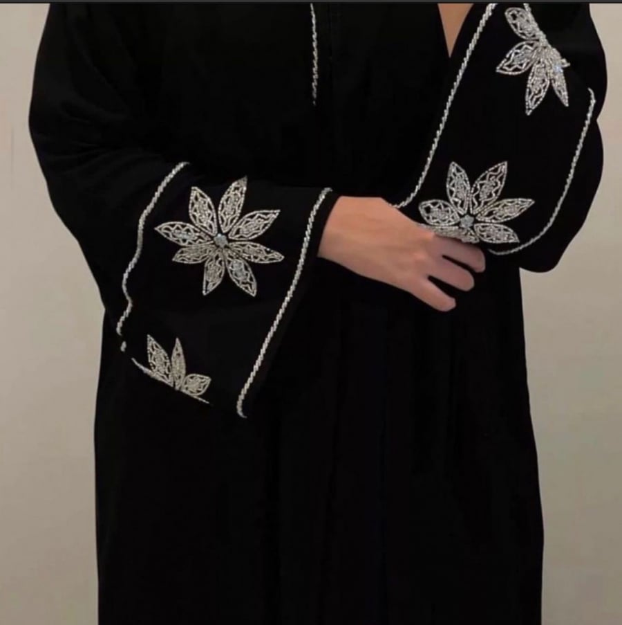 عبايه سودا ، شك يدوي ع الاكمام