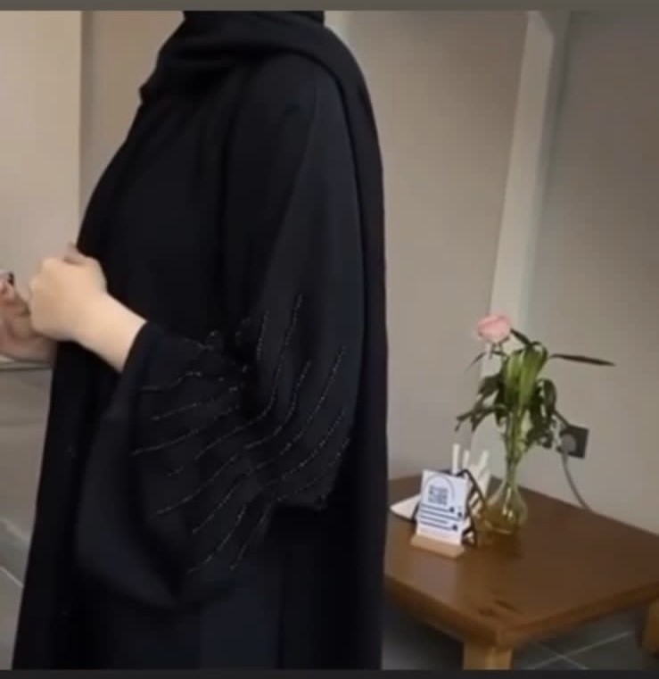 عبايه شك اسود ع الاكمام