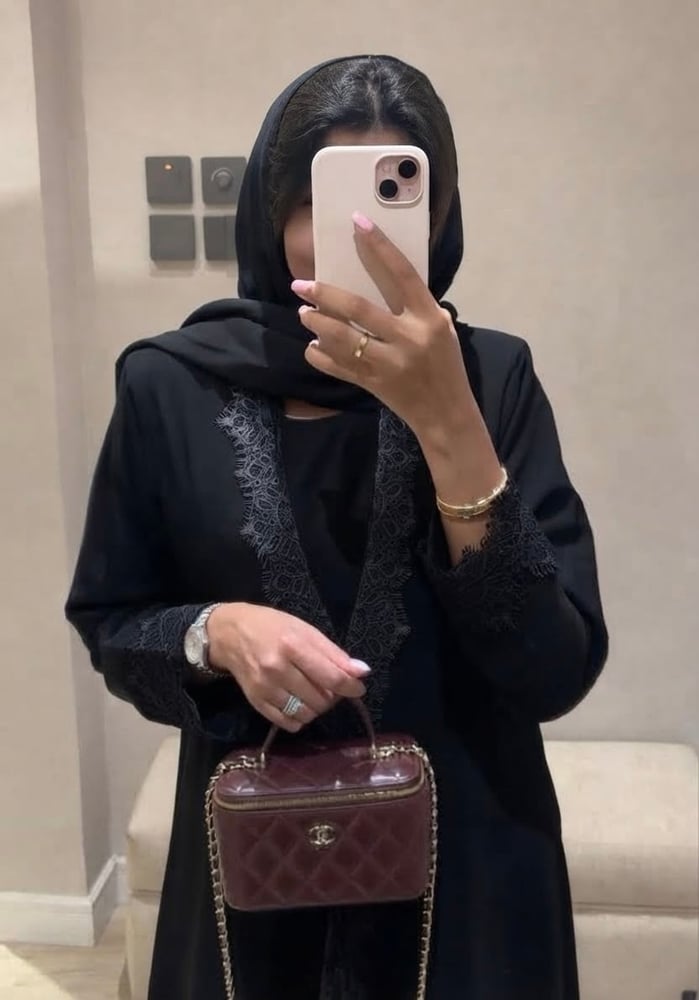عبايه كريب أسود مبطنه مع دانتيل أسود