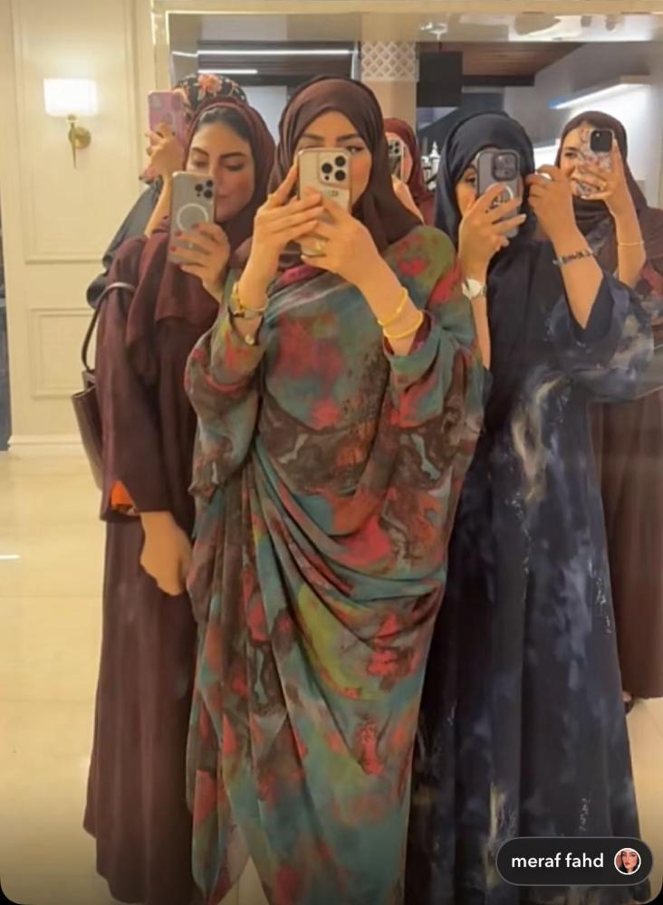 عبايه قماش شيفون دبل فيس مموجه بقصه نص بشت