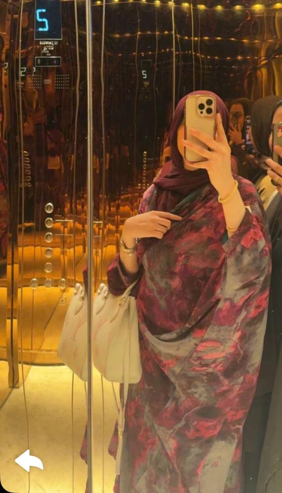 عبايه قماش شيفون دبل فيس مموجه بقصه نص بشت