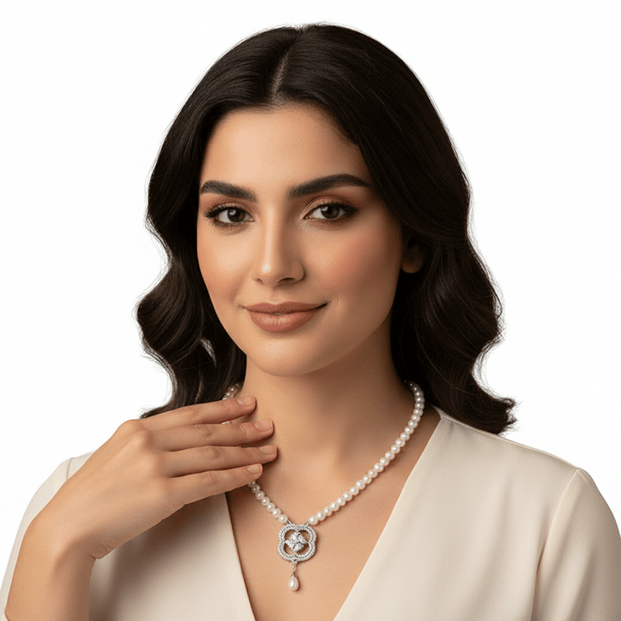 عقد لؤلؤ بميدالية فضة
