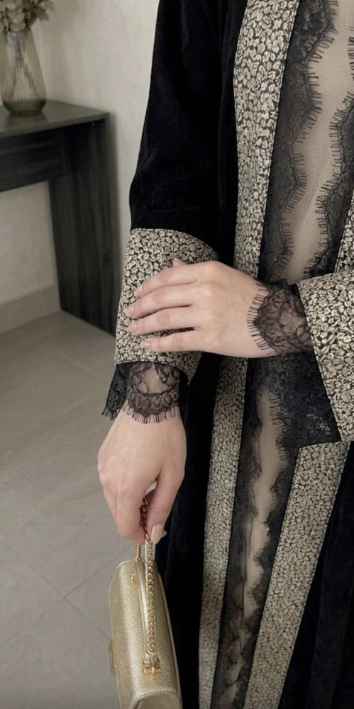 عبايه سيلين- عبايه سوداء فاخره بتطاريز بيج و تفاصيل الدانتيل الراقي
