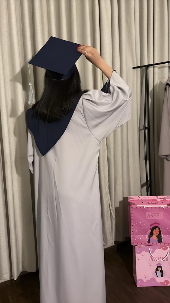 طقم التخرج رمادي