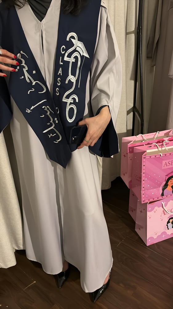 طقم التخرج رمادي