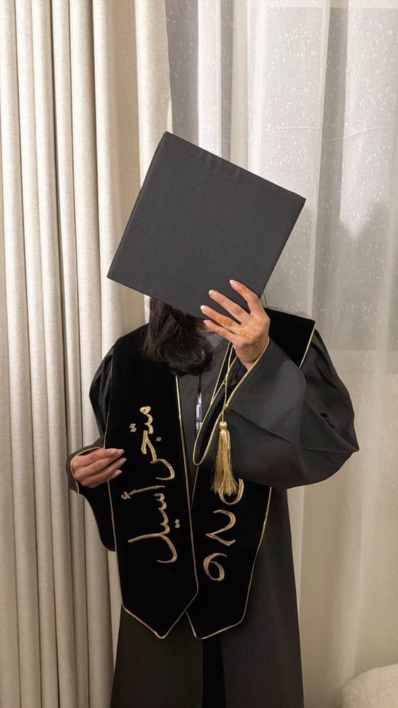 طقم تخرج اسود فاتح