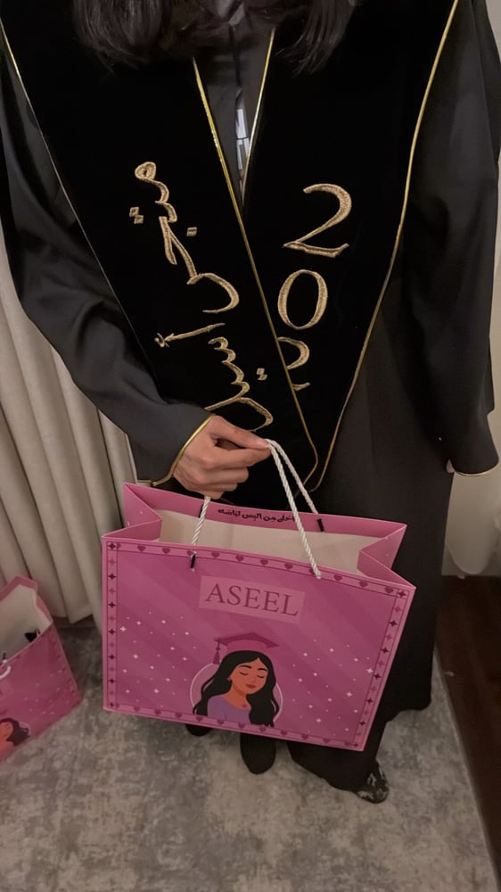 طقم تخرج اسود فاتح