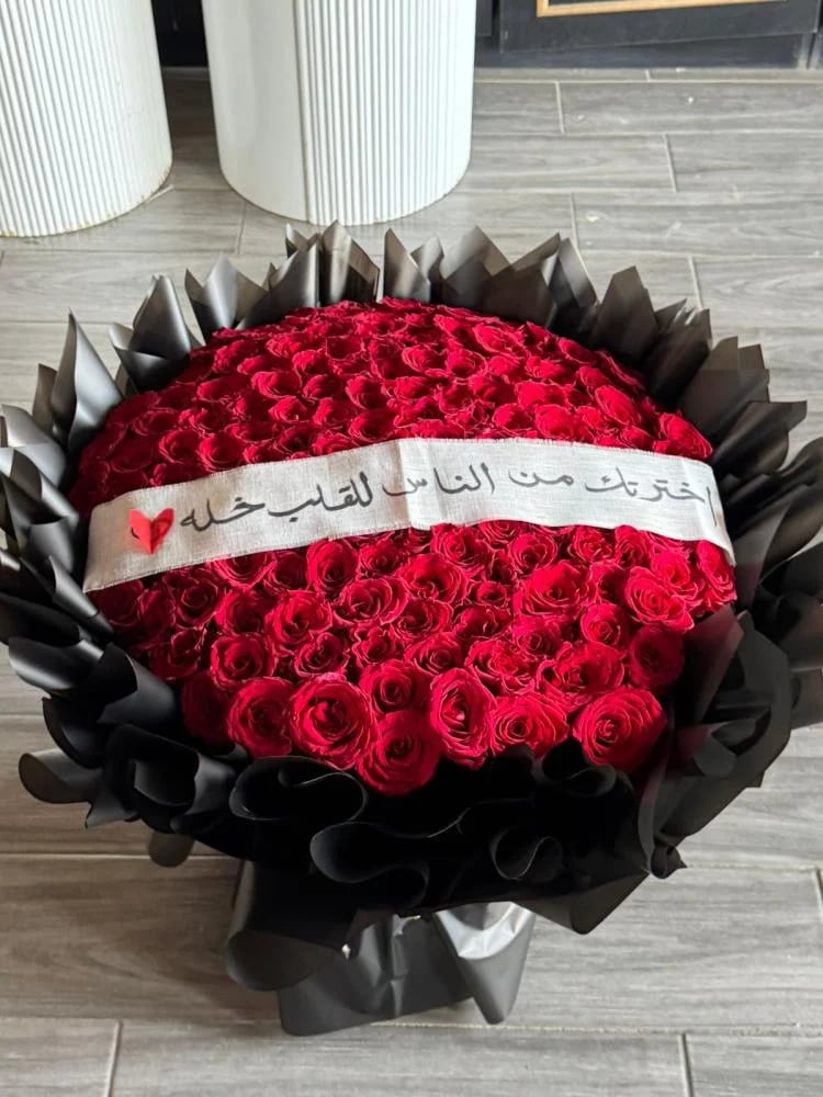 ورد مع تغليف اسود