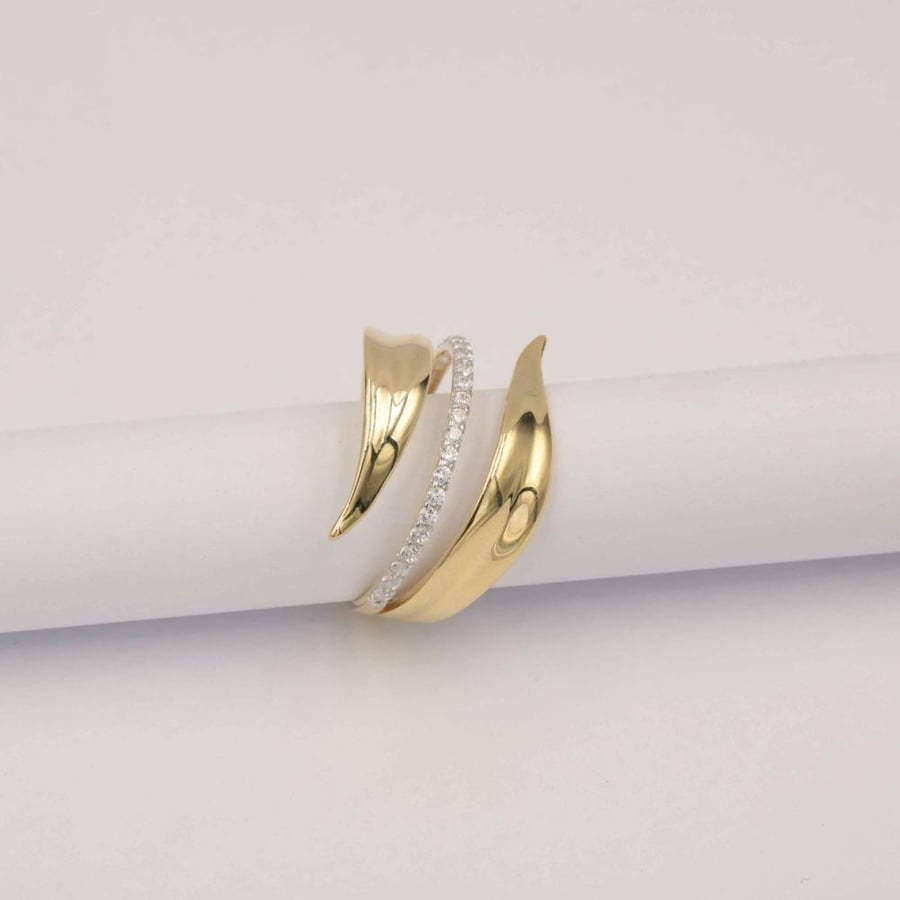 Gold ring 18 karat diamond design, gold weight approximately 2.49 grams