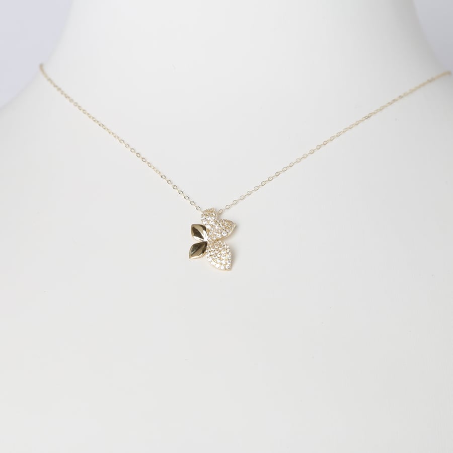 Gold necklace 18 karat diamond design, weight 0.98 grams