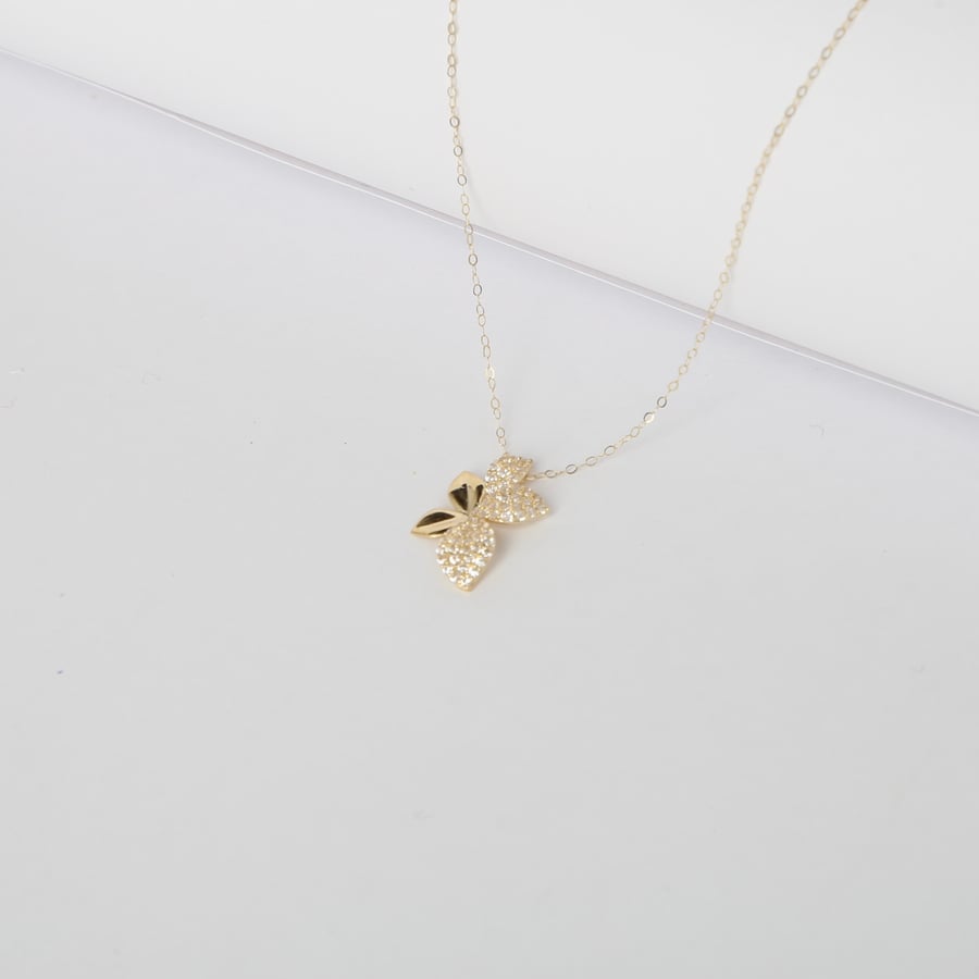 Gold necklace 18 karat diamond design, weight 0.98 grams