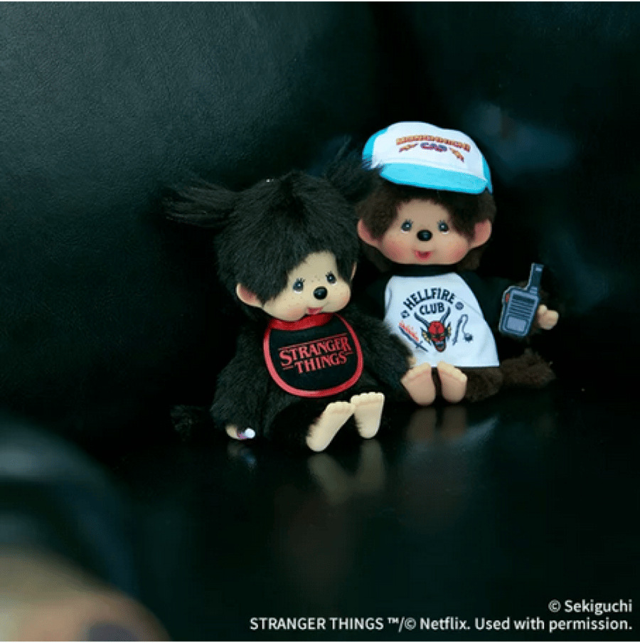 مونتشيتشي دمية مع تعليقة  بالتعاون مع سترينجر ثينقز | monchhichi X  Stranger Things