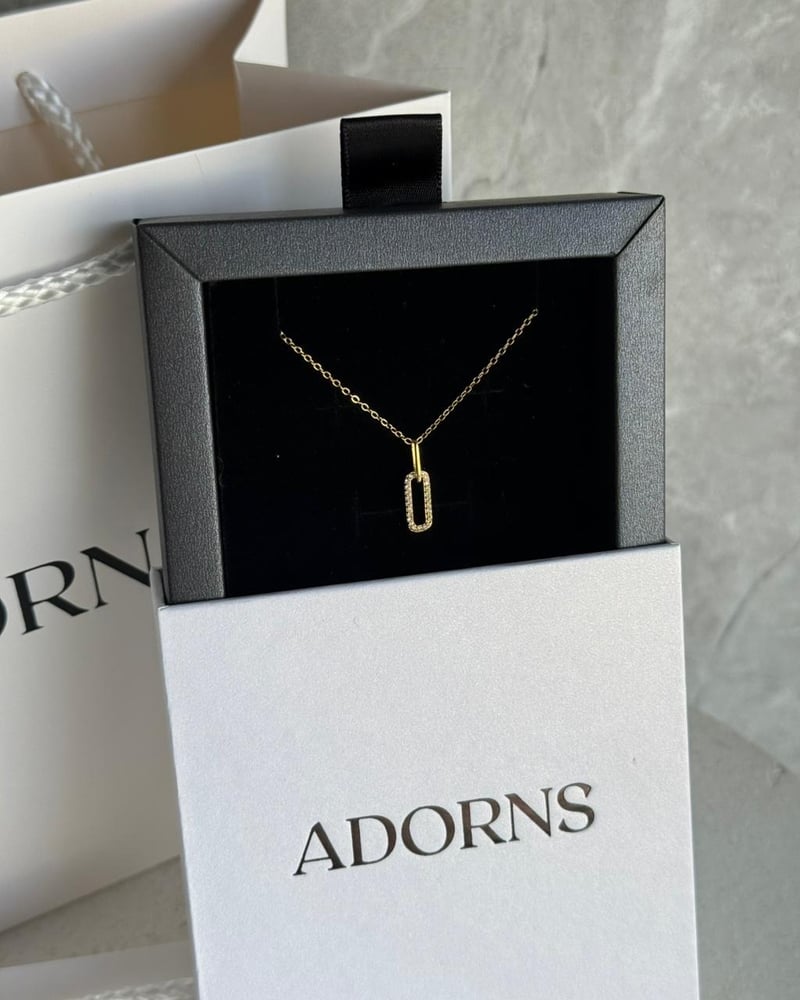 سلاسل Adorns