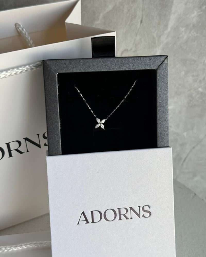 سلاسل Adorns