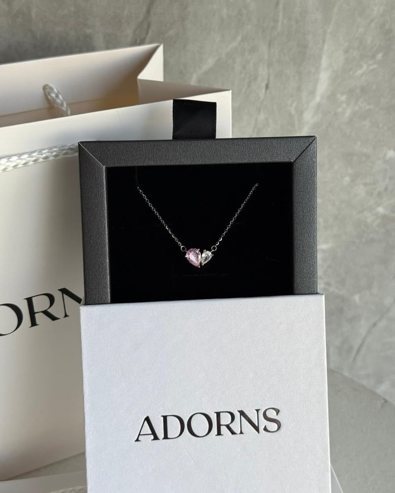 سلاسل Adorns