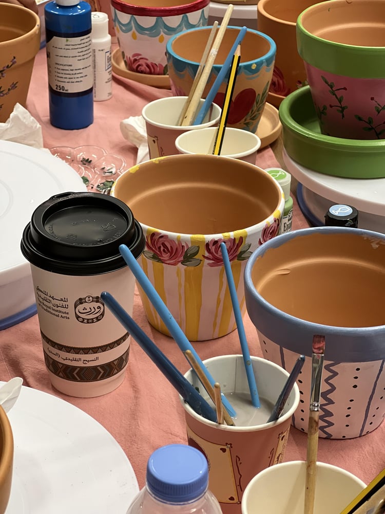 تجربة الرسم على اصيص الفخار