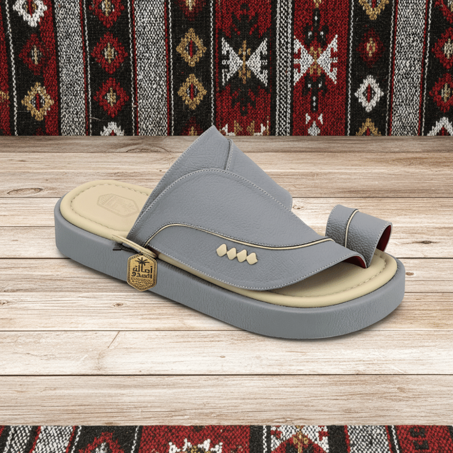حذاء شرقي فاخر