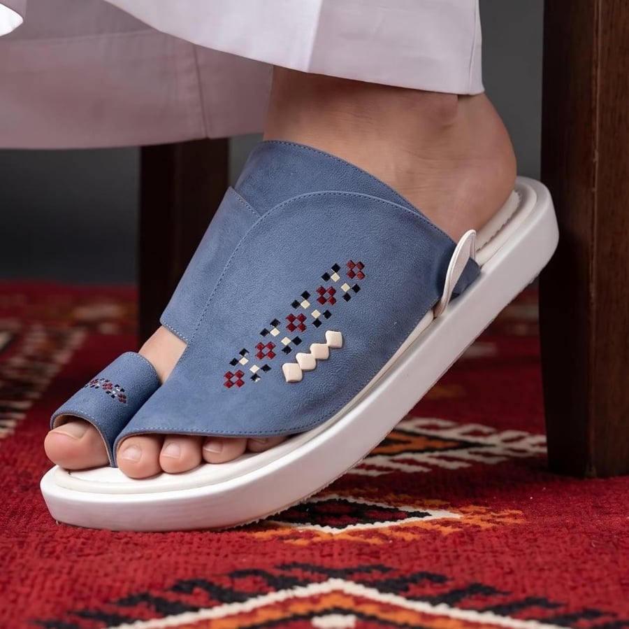 حذاء شرقي فاخر