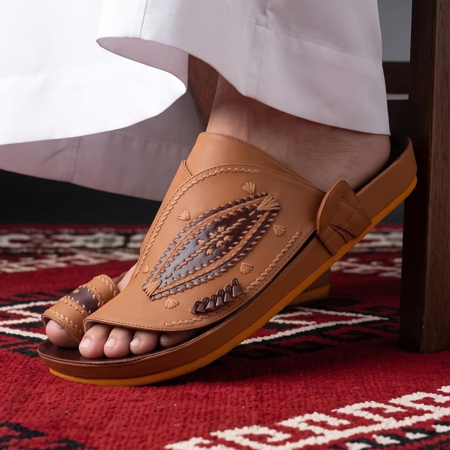 حذاء شرقي فاخر