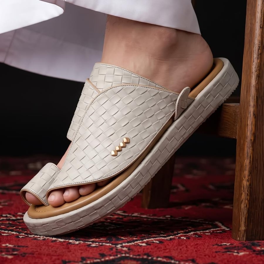 حذاء شرقي فاخر