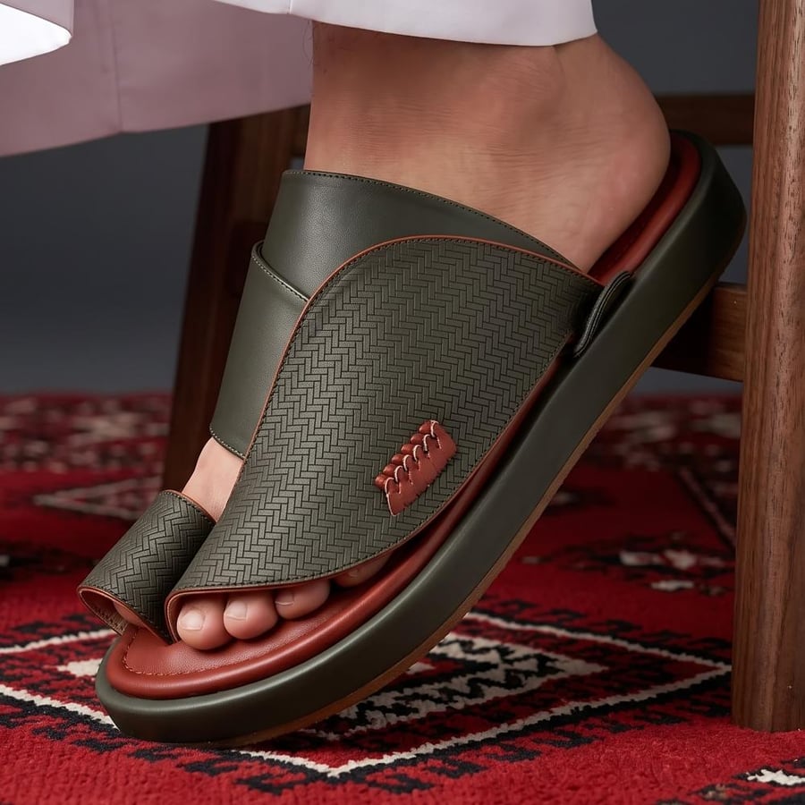 حذاء شرقي فاخر