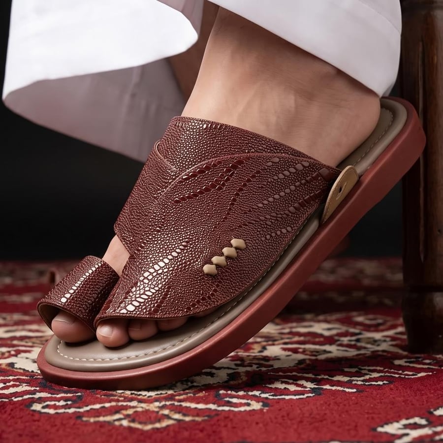 حذاء شرقي فاخر