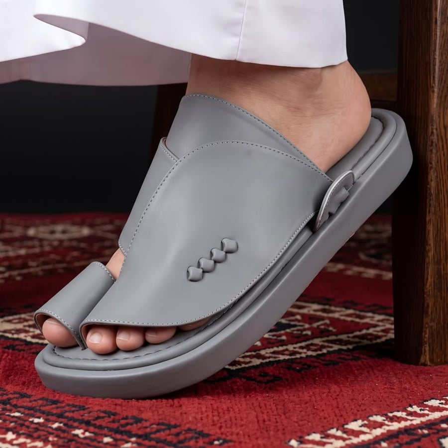حذاء شرقي فاخر