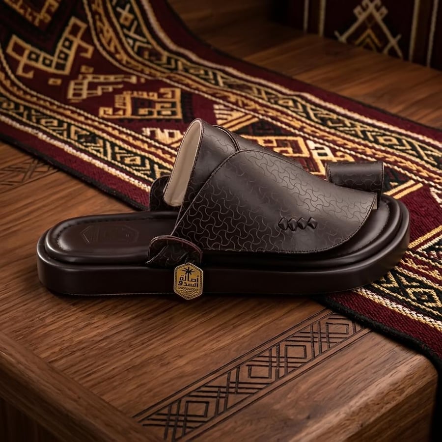 حذاء شرقي فاخر