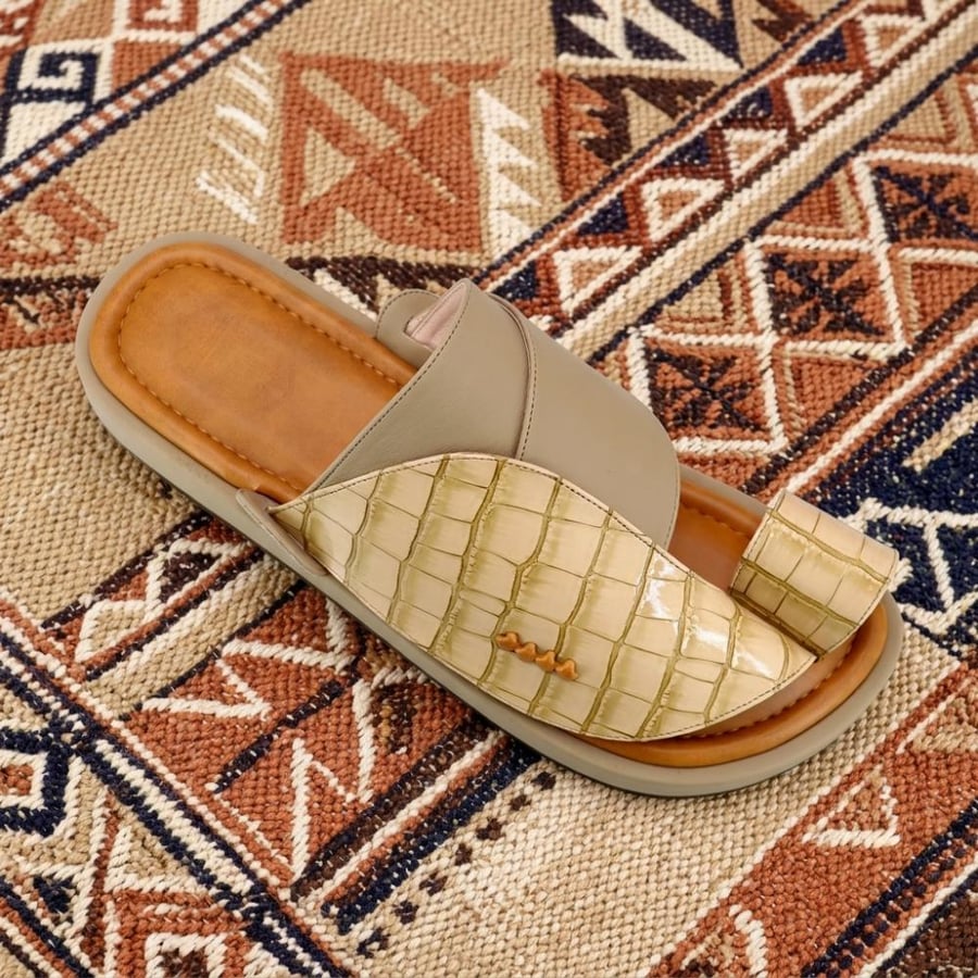 حذاء شرقي فاخر