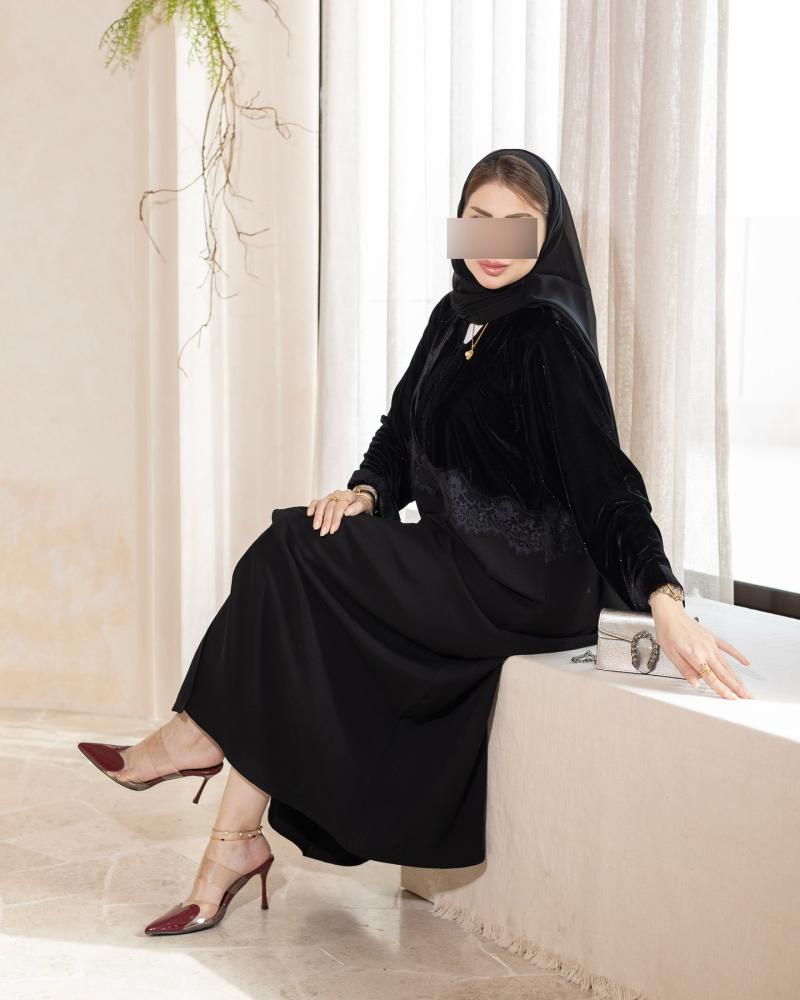 عباية نسائية سوداء مخمل فاخرة بتصميم ملكي وتفاصيل دانتيل راقية | عبايات شتوية للمناسبات والسهرات