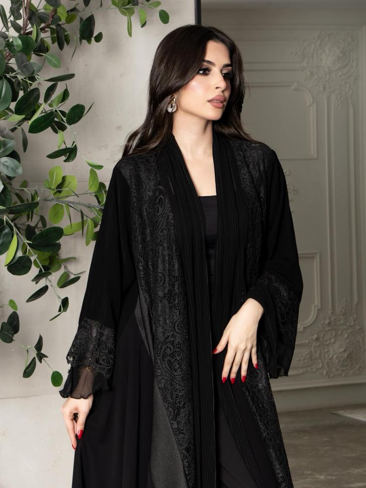 عباية نسائية سوداء مفتوحة بتصميم كلوش واسع وتفاصيل جاكار مزخرفة على الأطراف والأكمام | عبايات فاخرة للمناسبات والسهرات والخروج