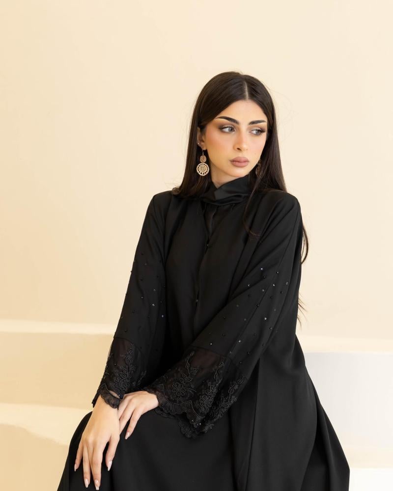 عباية نسائية سوداء كلوش فاخرة بأكمام واسعة مزينة بالدانتيل المطرز والخرز اللامع | عبايات ملكية للمناسبات والسهرات والخروج