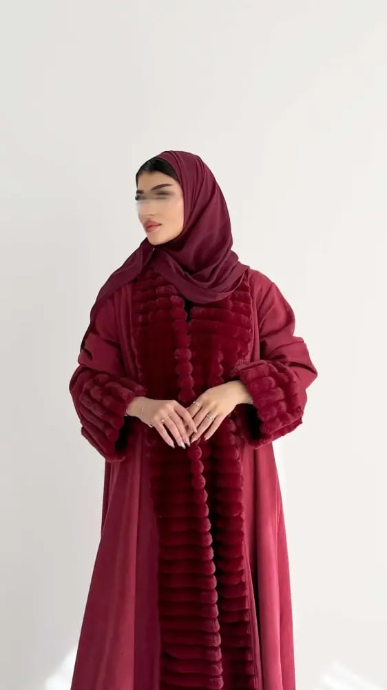 عباية شتوية نسائية عنابية فاخرة بتصميم مفتوح وفرو ناعم على الياقة والأكمام وقصة واسعة | عبايات شتاء أنيقة للمناسبات والخروج