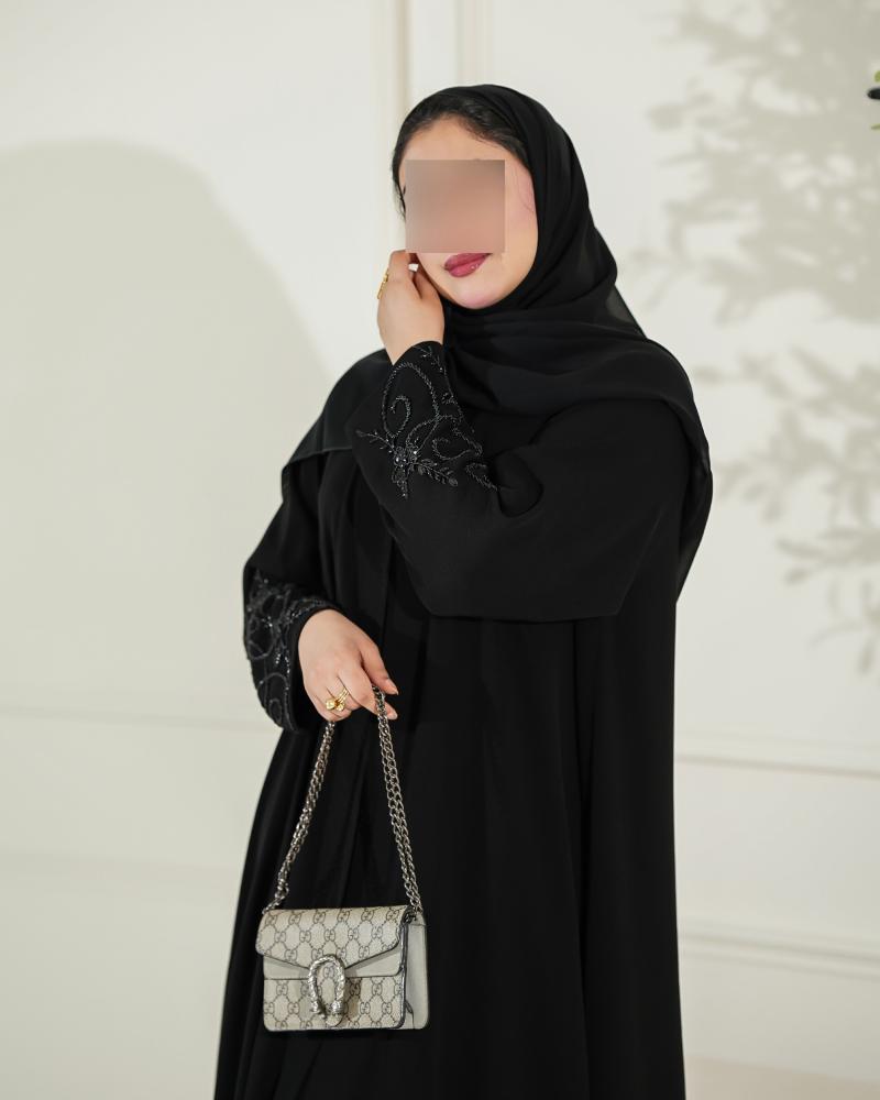 عباية كلوش سوداء بتطريز زهري فاخر على الأكمام