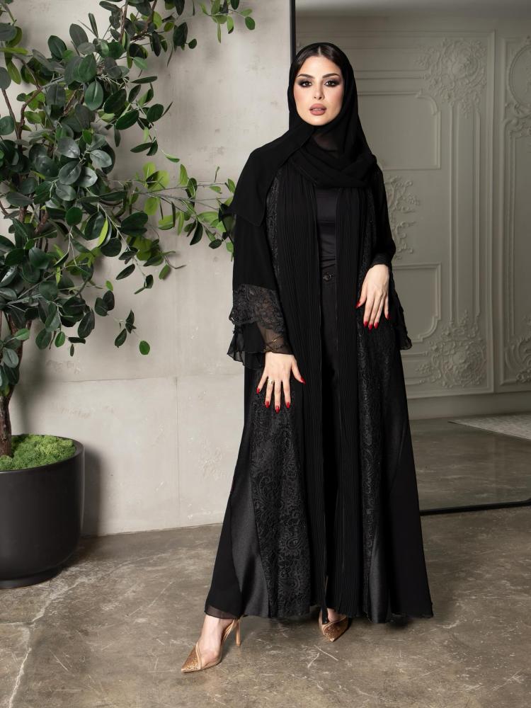 عباية نسائية سوداء مفتوحة بتصميم كلوش واسع وتفاصيل جاكار مزخرفة على الأطراف والأكمام | عبايات فاخرة للمناسبات والسهرات والخروج