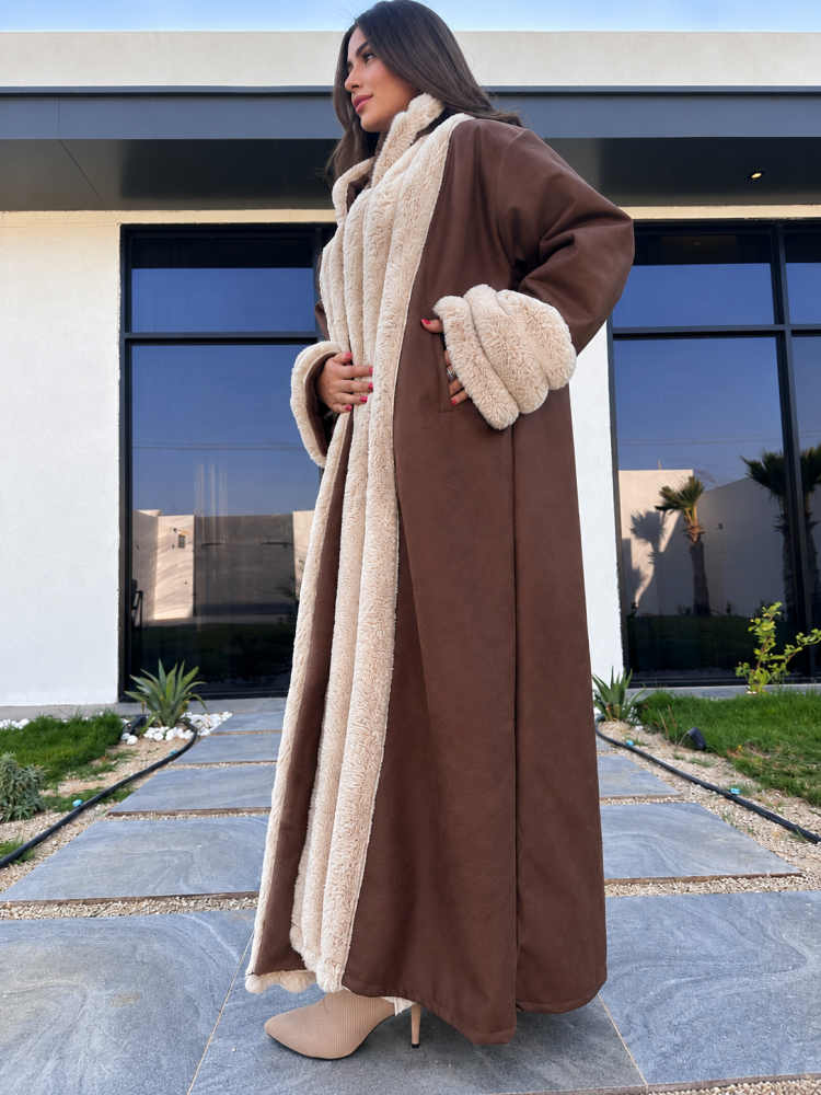 عباية شتوية نسائية بنية فاخرة بفرو بيج كثيف على الياقة والأطراف والأكمام بتصميم مفتوح وطويل | عبايات شتاء دافئة وأنيقة للخروج والسفر والمناسبات